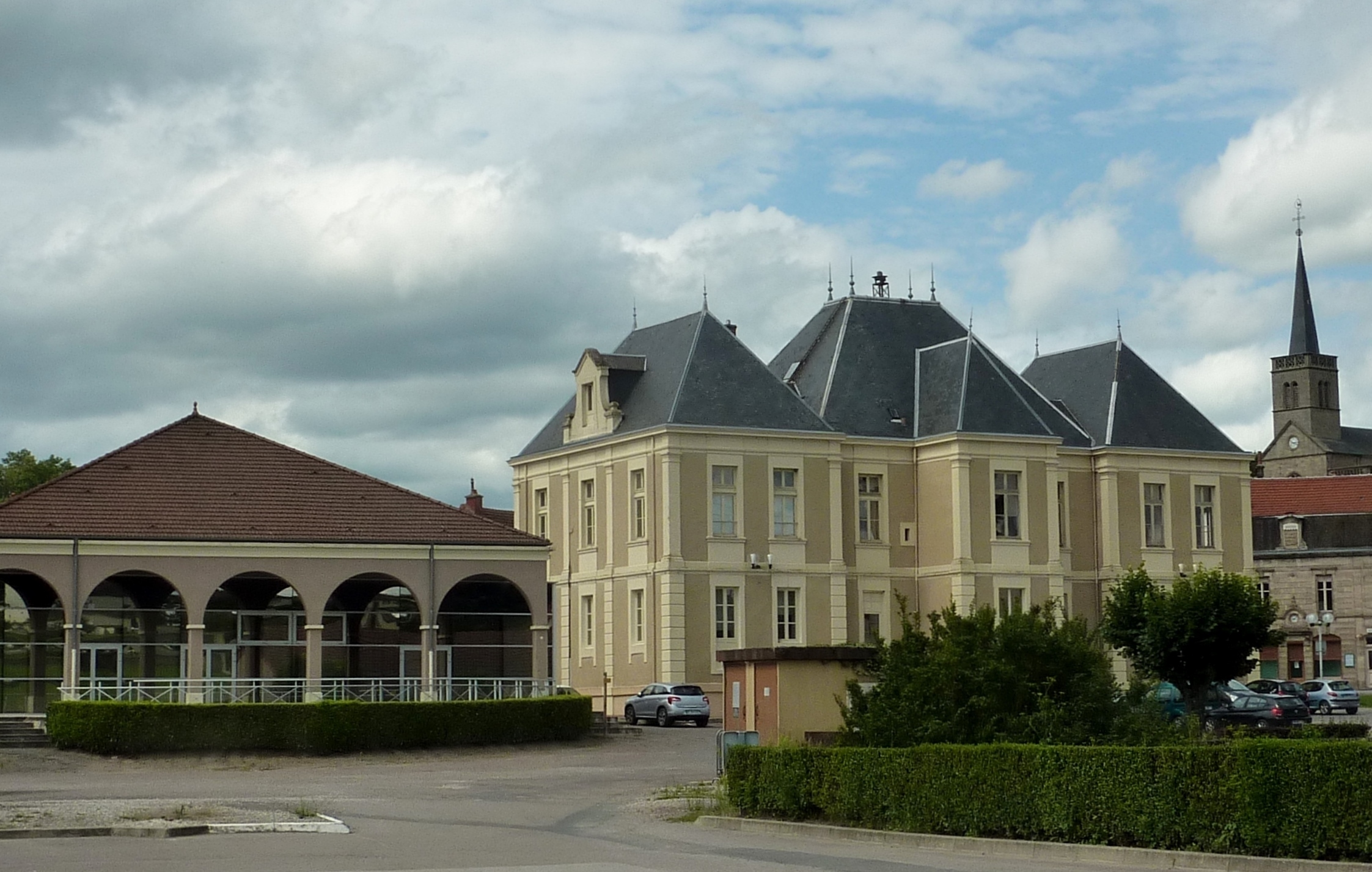 Salle des fêtes et mairie